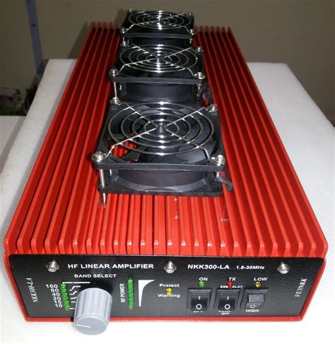 Description: Four high gain RF FETs, RD70HVF1, by Mitsubishi Electric are used at final stage in the parallel push-pull amp. . 400 watt linear amplifier